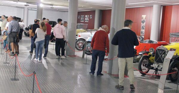 Visita al Museo de Historia de la Automoción en Salamanca con coches clásicos