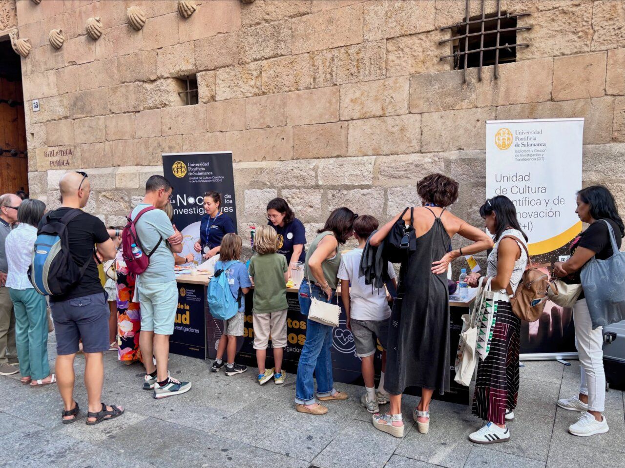 Personas participando en la Noche Europea de los Investigadores en Salamanca