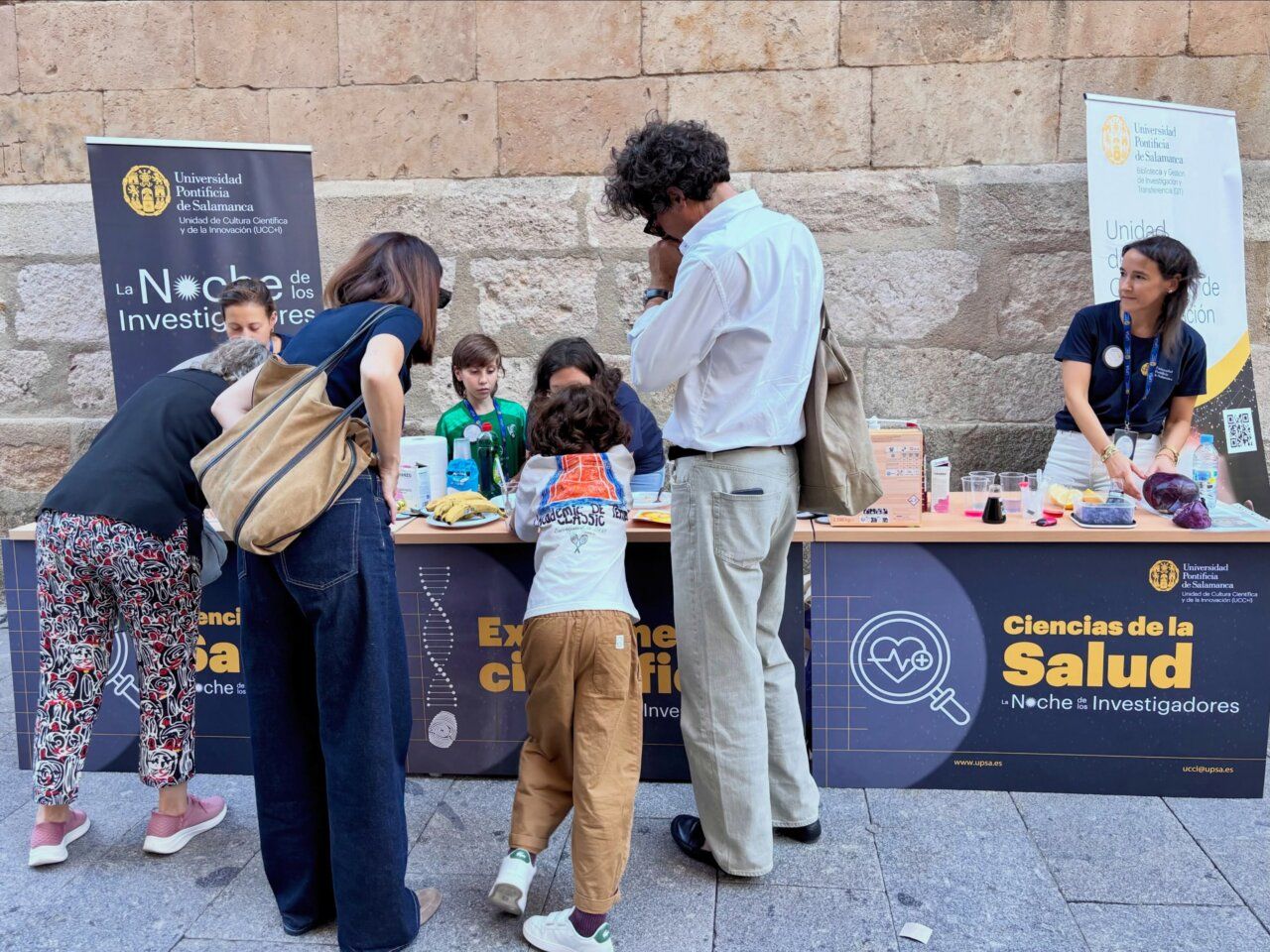 Personas interactuando en la Noche Europea de los Investigadores en Salamanca