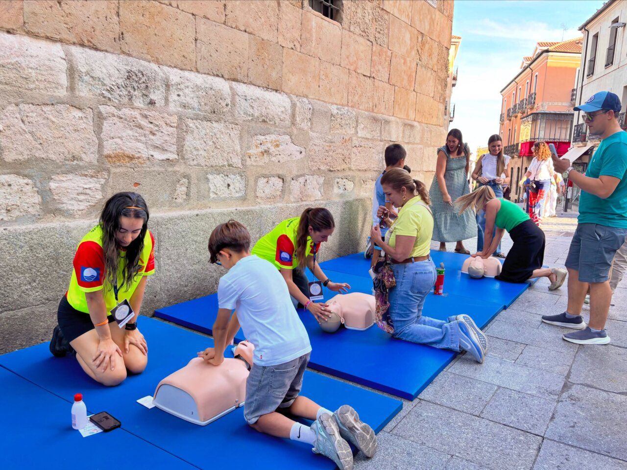 Personas practicando reanimación cardiopulmonar en la Noche Europea de los Investigadores