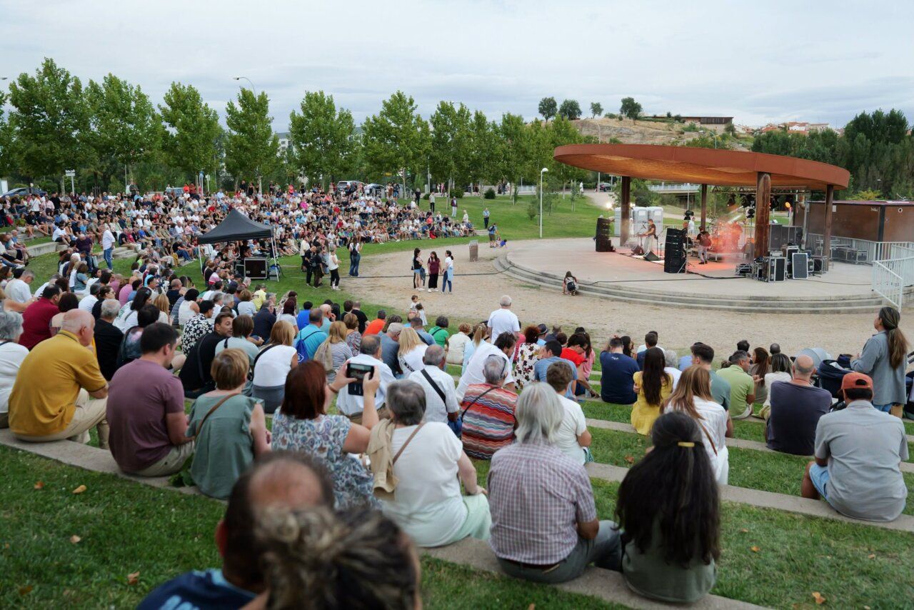 Concierto de rock en el Parque Elio Antonio de Nebrija con gran afluencia de público.