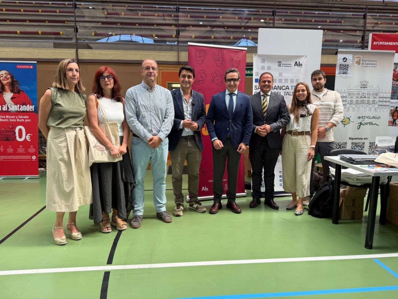 Representantes del Ayuntamiento en la Feria de Bienvenida de la USAL