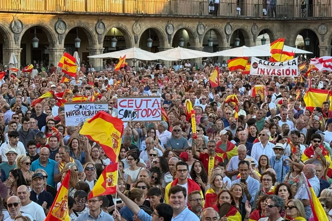 Concentración multitudinaria en la Plaza Mayor de Salamanca con banderas de España.