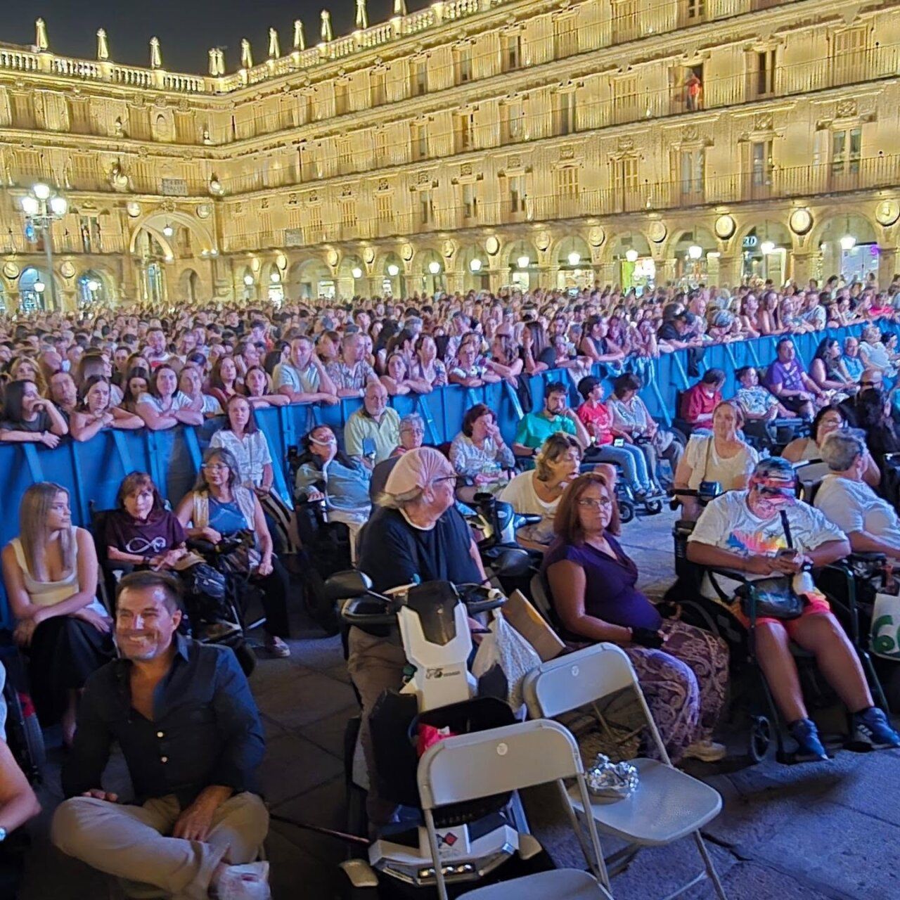 Concierto de Antoñito Molina en la Plaza Mayor de Salamanca con gran audiencia