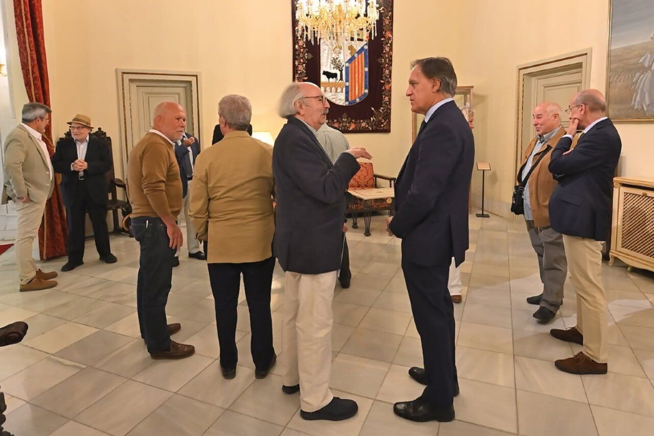 Reunión de ganadores de los Premios Ciudad de Salamanca 2026 en un salón