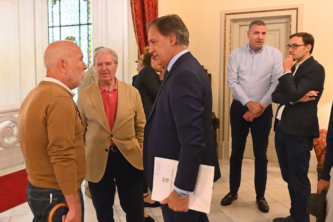 Asistentes conversando en la ceremonia de los Premios Ciudad de Salamanca 2026