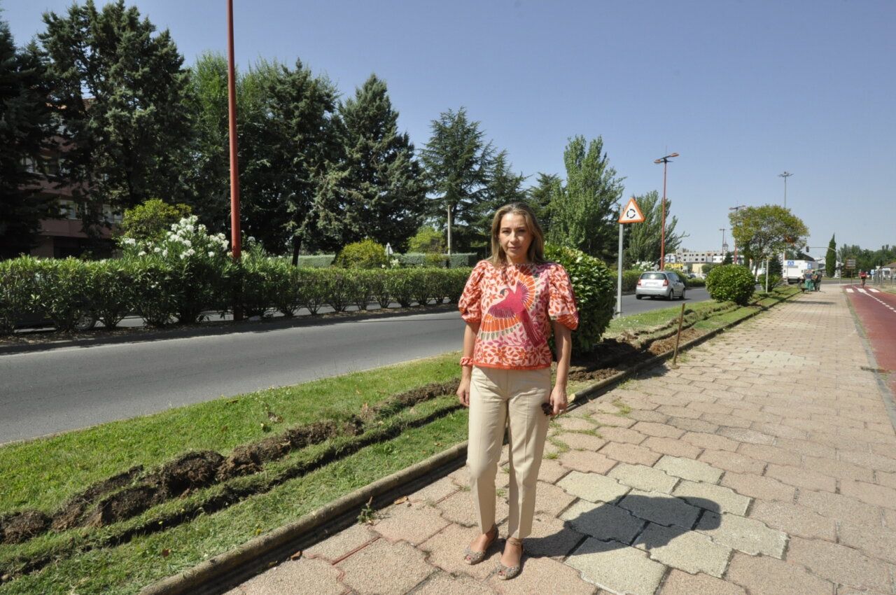 Mujer de pie junto a un parterre en Santa Marta de Tormes