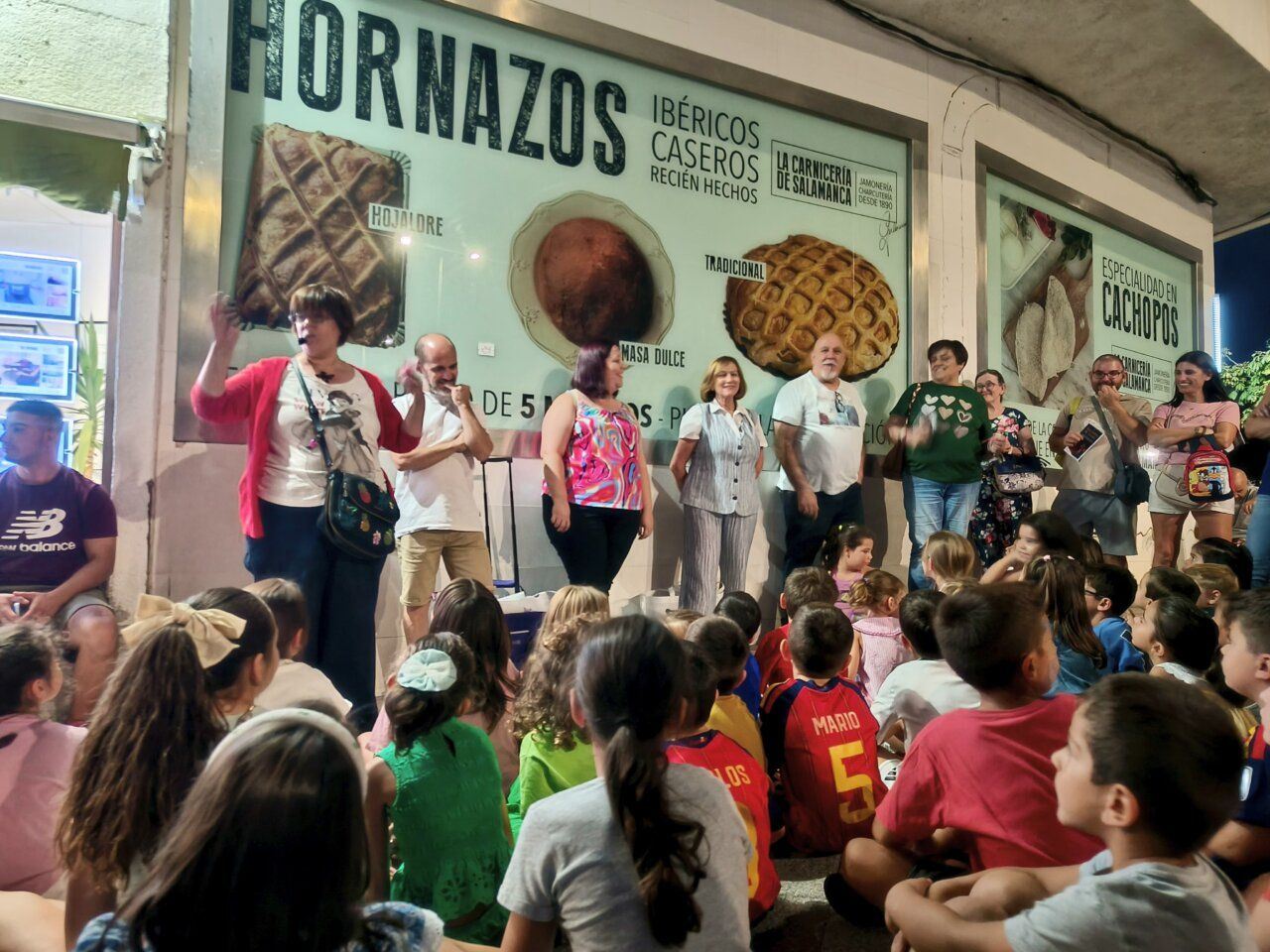 Niños y adultos disfrutando de actividades en las Fiestas de San Miguel