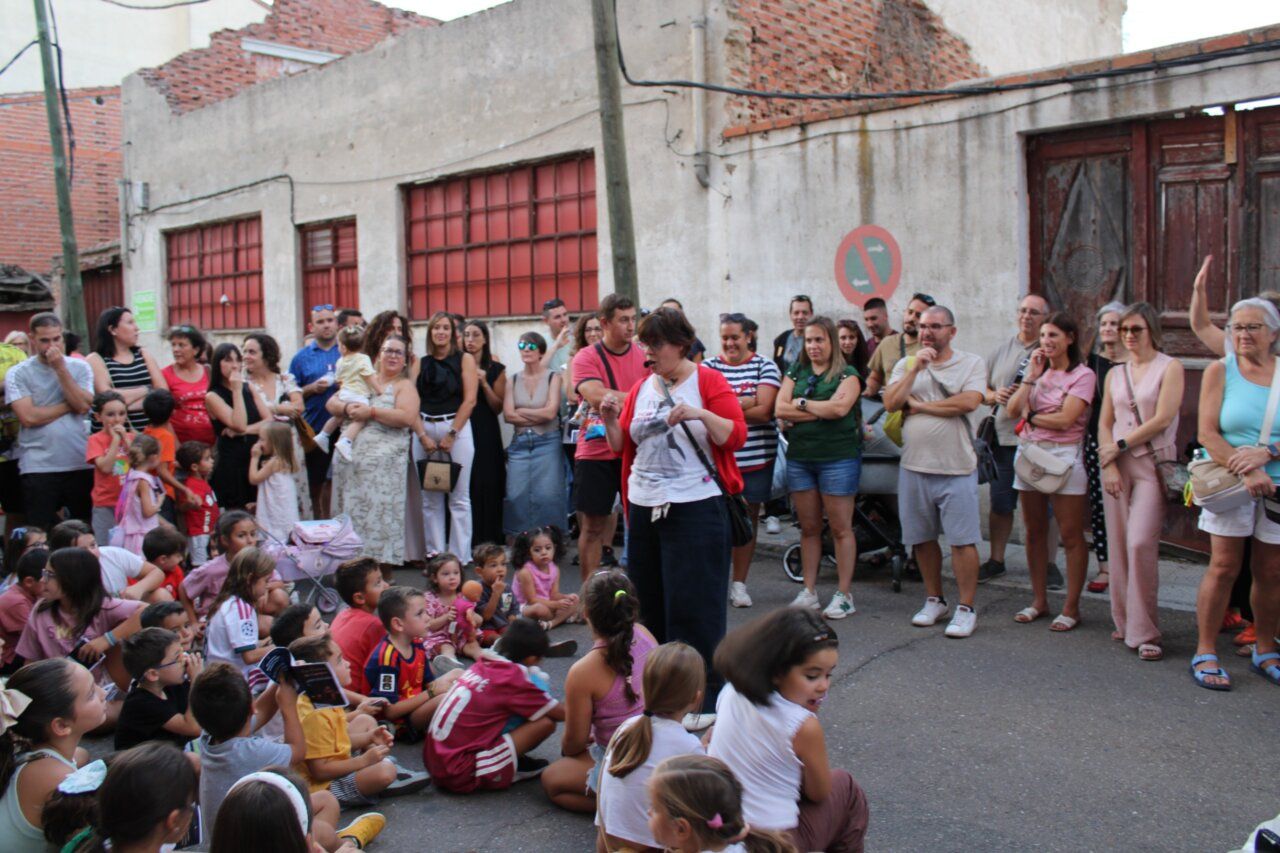 Niños y adultos disfrutando de actividades en las Fiestas de San Miguel