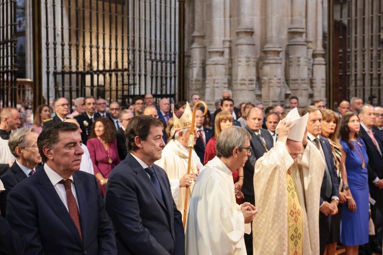 Actos en honor a Santa María de la Vega en Salamanca con autoridades y asistentes.