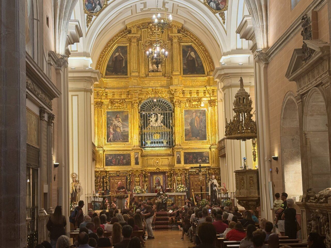 Interior de la iglesia durante la XLVI Marcha Teresiana en honor a Santa Teresa.