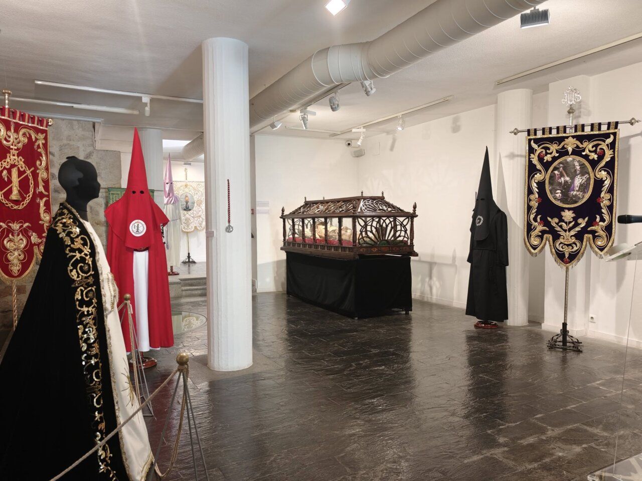 Exposición de Semana Santa en el Palacio de la Salina con vestimentas y estandartes