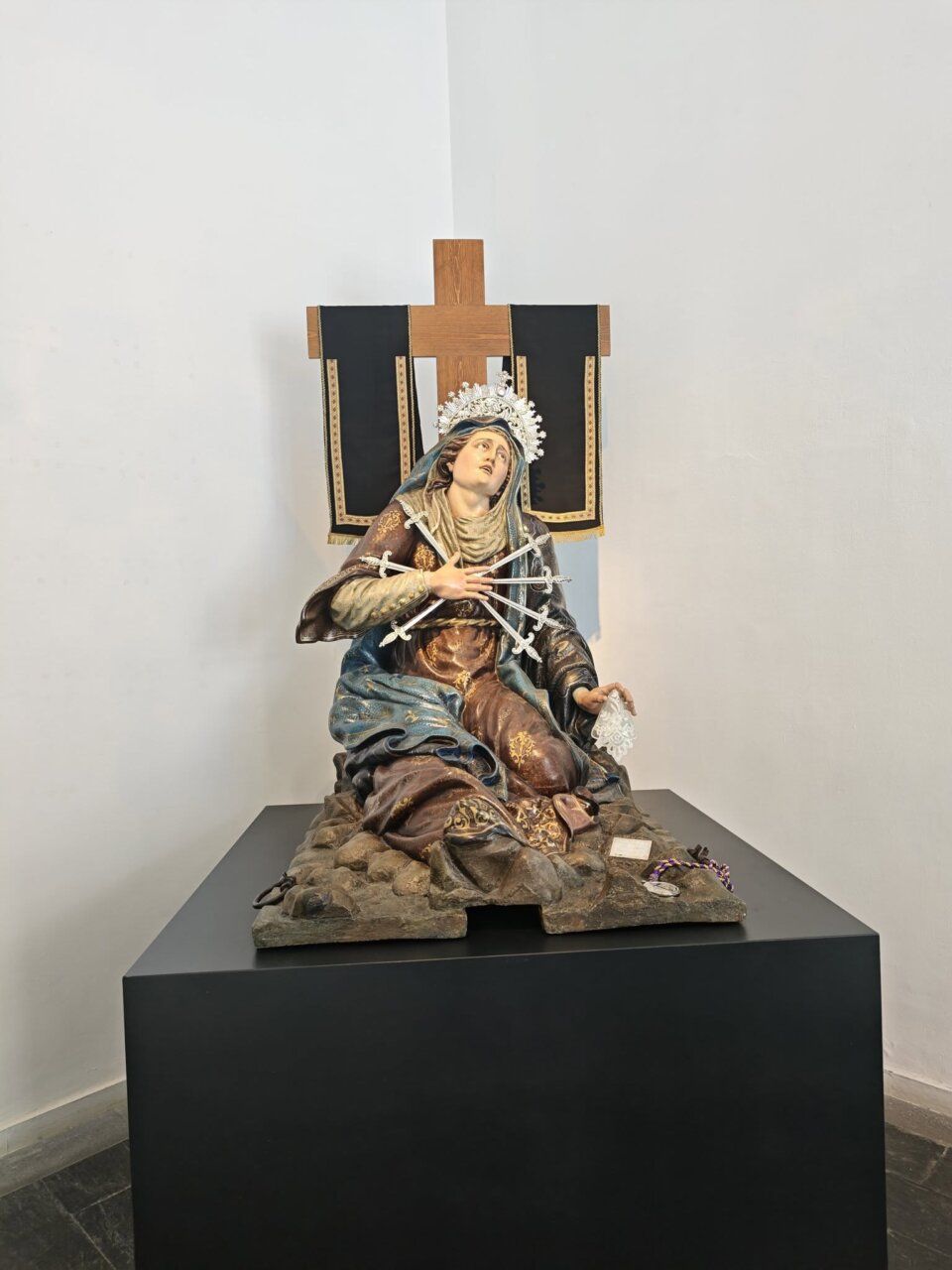 Escultura de la Virgen en la exposición de Semana Santa en Salamanca