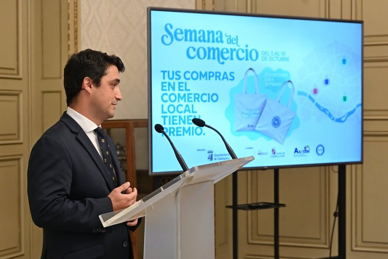 Presentación de la Semana del Comercio en Salamanca con un ponente y un cartel