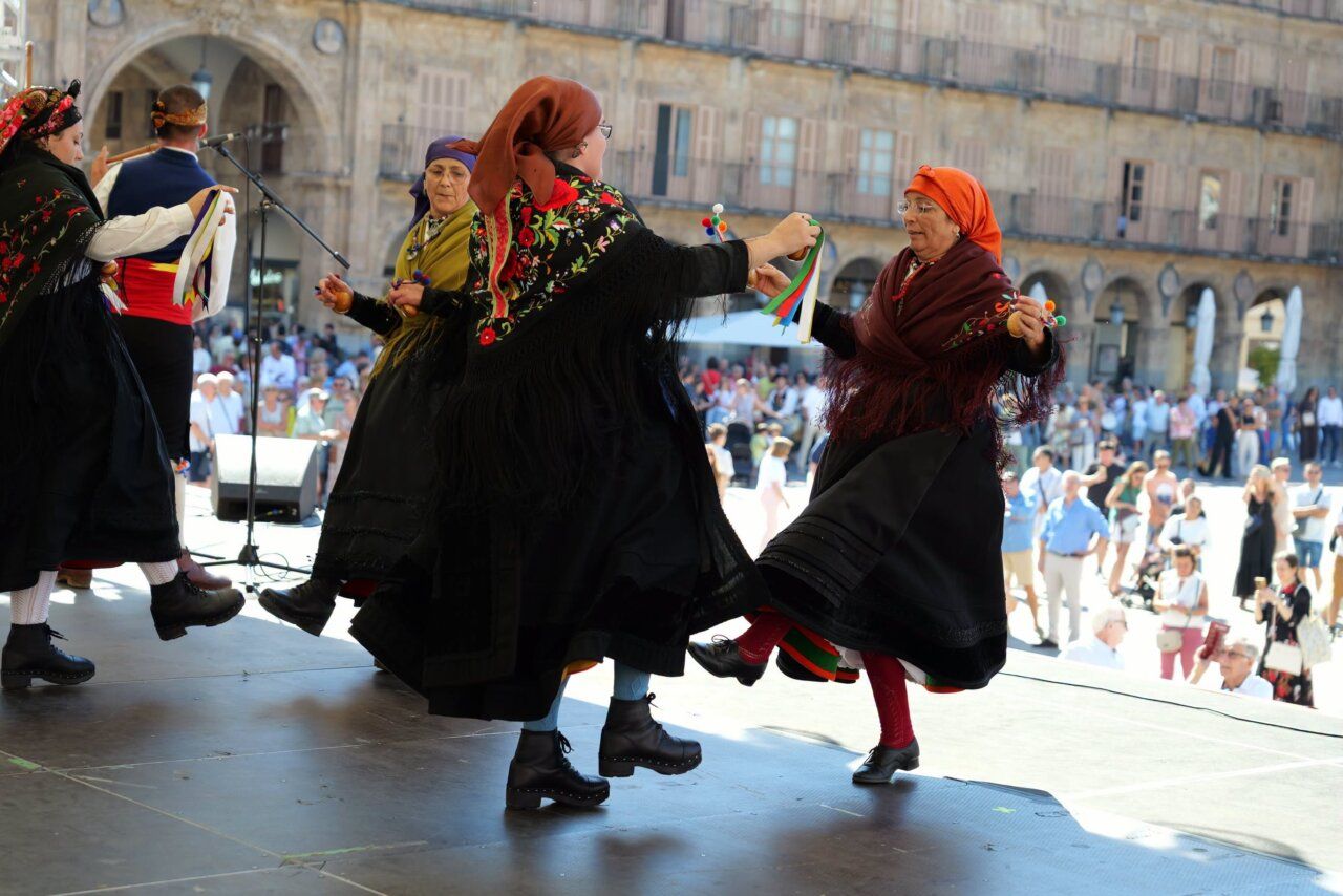 Mujeres bailando con trajes tradicionales en un festival cultural