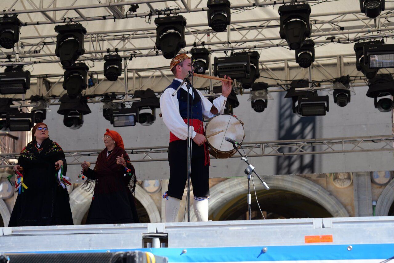 Músicos con trajes tradicionales tocando tamboriles y flautas en Salamanca