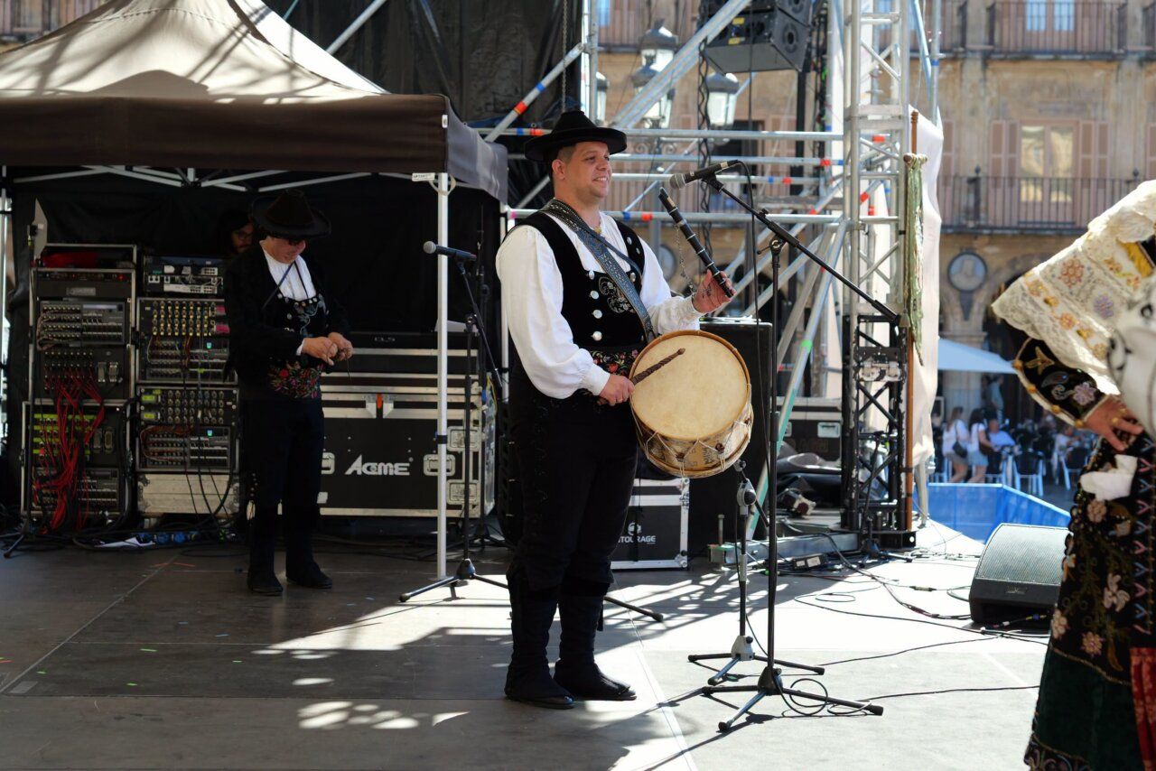 Músicos con trajes tradicionales tocando tamboriles y flautas en Salamanca