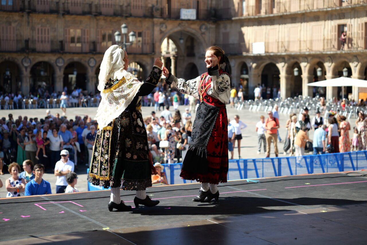 Danza tradicional en Salamanca con trajes típicos y público presente
