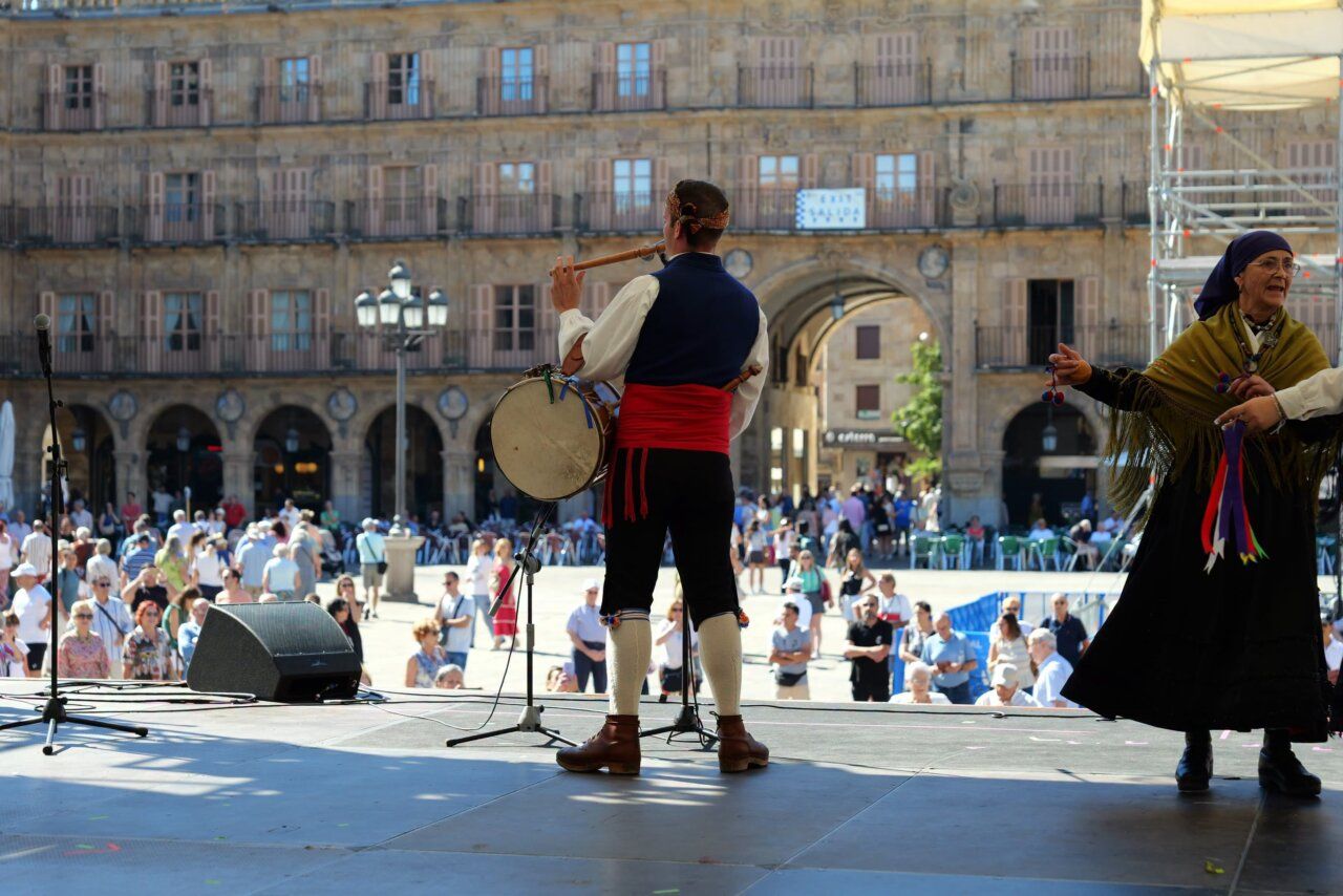 Músicos con tambor y flauta en la Plaza Mayor de Salamanca