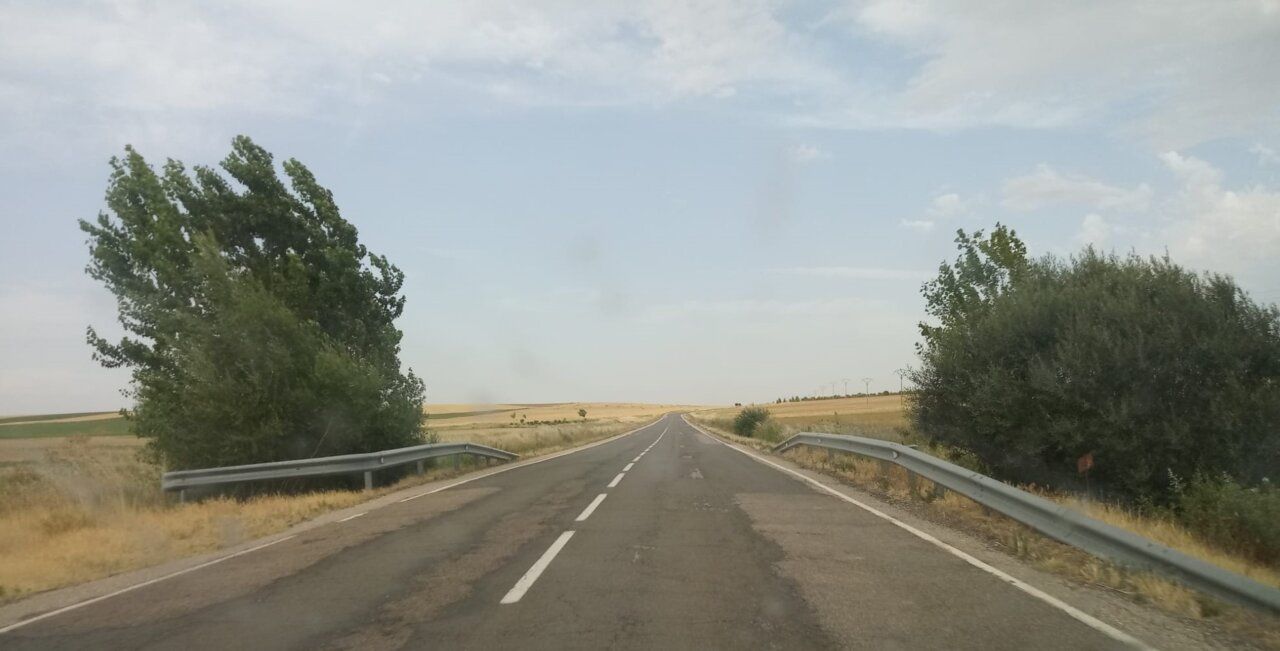 Tramo de la carretera SA-114 entre Garcihernández y Nava de Sotrobal