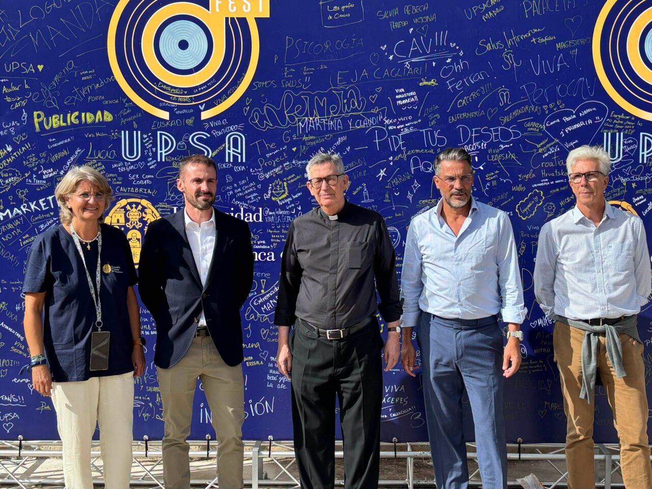 Participantes en UPSAFest 2023 en Salamanca frente a un mural de bienvenida.