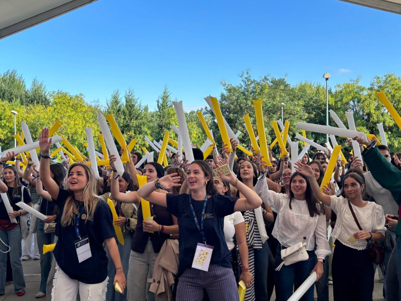 Estudiantes en UPSAFest levantando tubos de colores en Salamanca