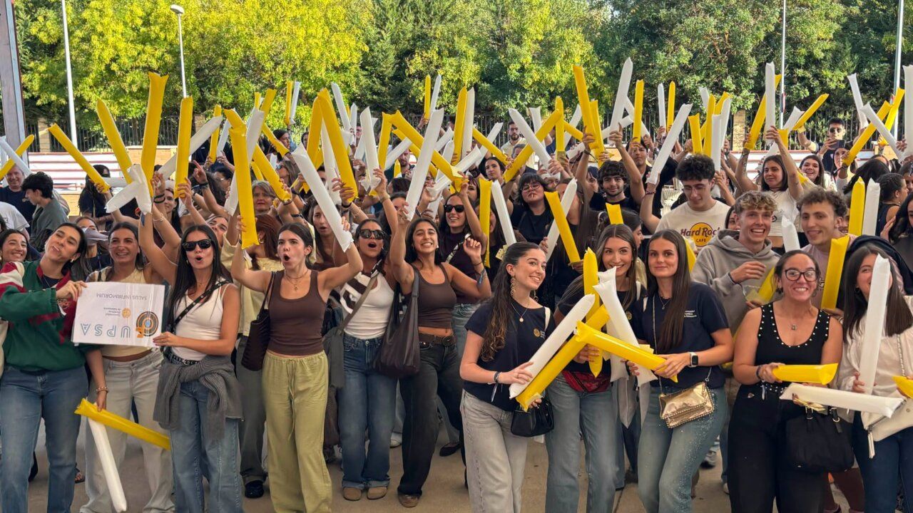 Estudiantes participando en UPSAFest con pancartas y objetos de colores