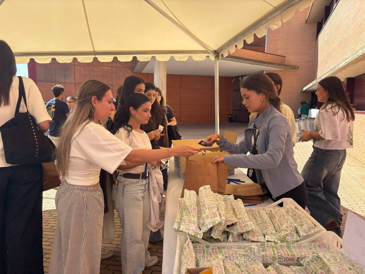 Estudiantes recibiendo materiales en UPSAFest en Salamanca