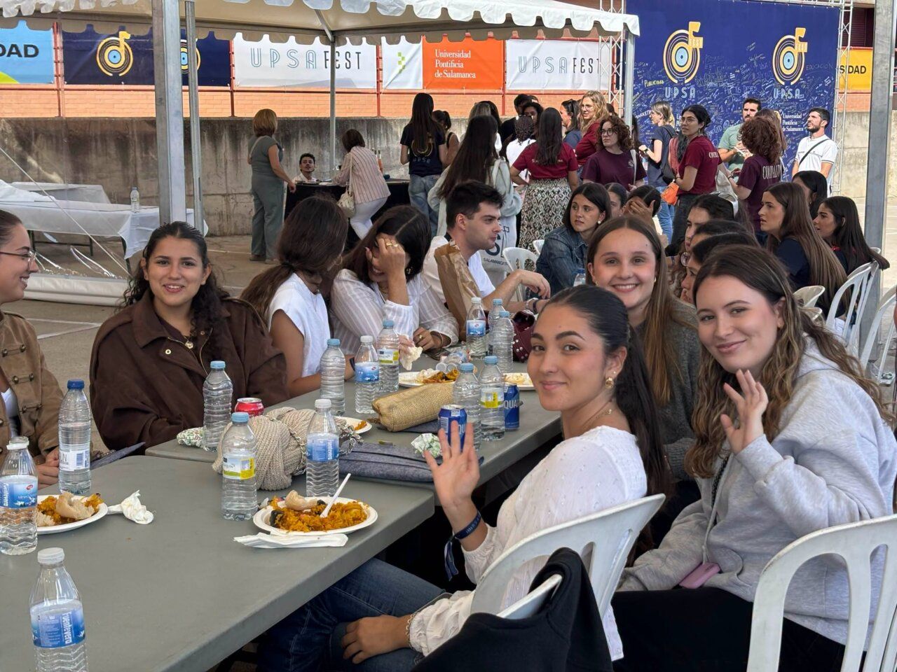 Estudiantes disfrutando de UPSAFest en Salamanca, con comida y bebidas.