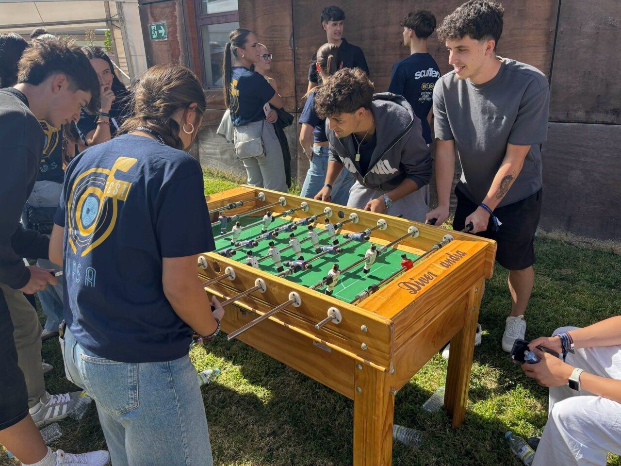 Estudiantes jugando al futbolín durante UPSAFest en Salamanca