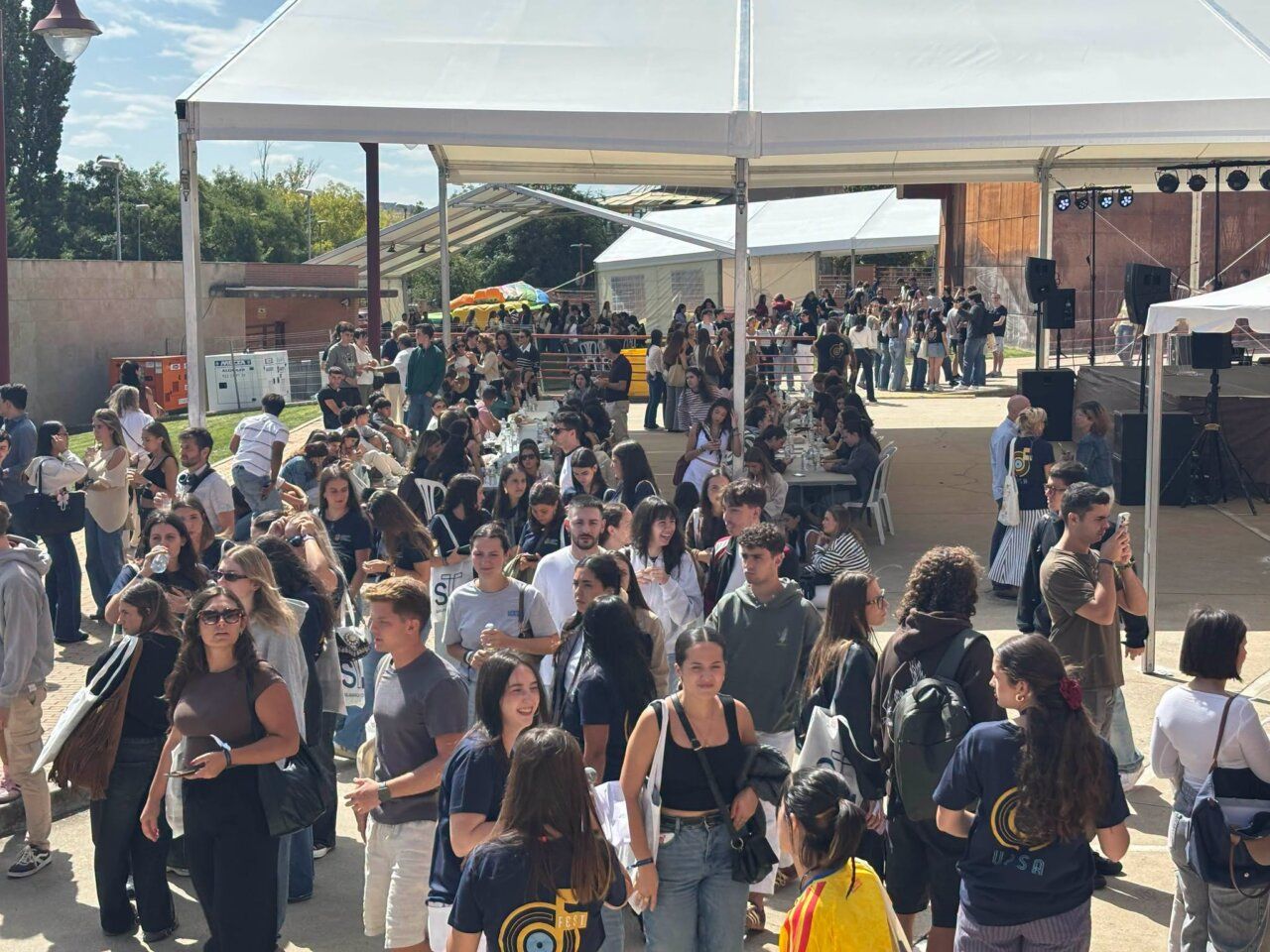 Estudiantes participando en UPSAFest en Salamanca, evento de bienvenida.
