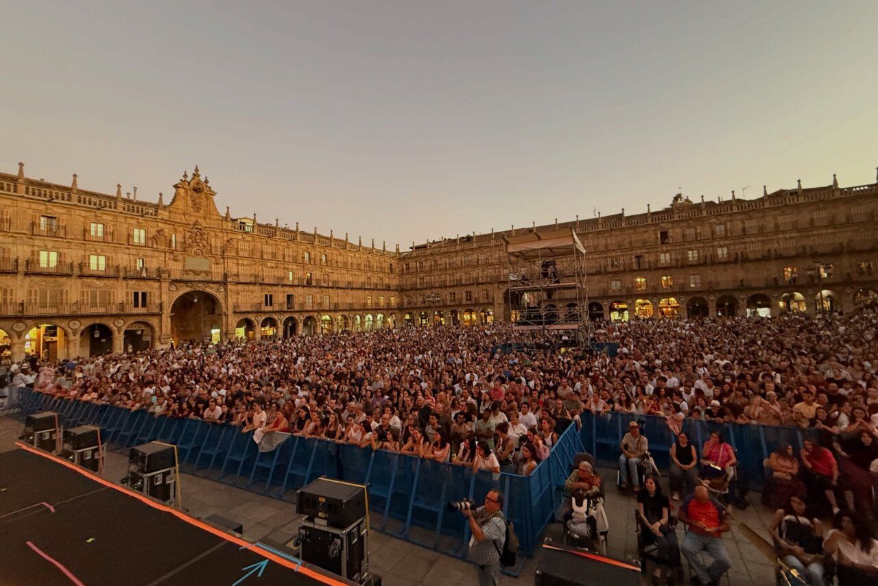Concierto de Valeria Castro en la Plaza Mayor de Salamanca con gran afluencia de público.