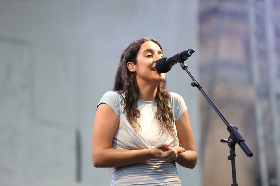 Valeria Castro cantando en el escenario de la Plaza Mayor de Salamanca