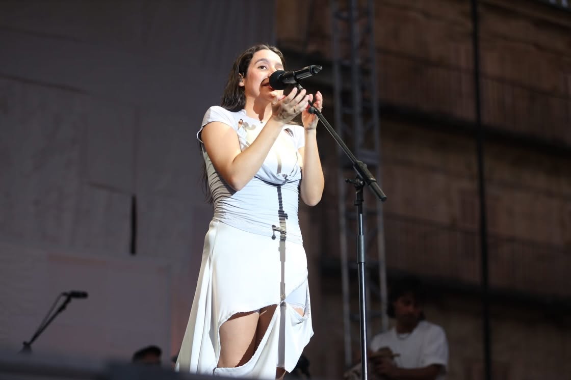 Valeria Castro cantando en la Plaza Mayor de Salamanca durante su concierto