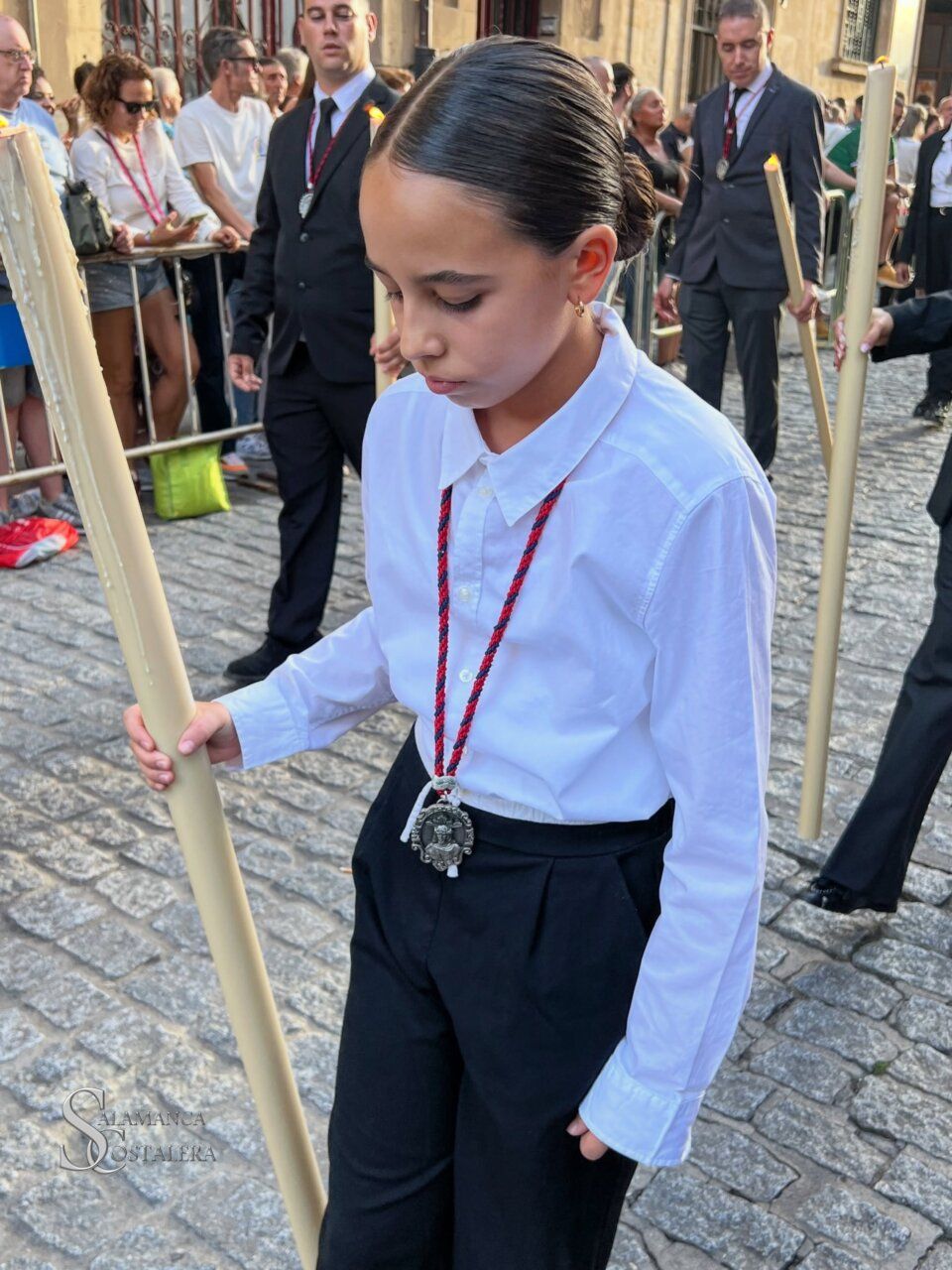 Niña con vela en la procesión extraordinaria Vía Áurea en Salamanca