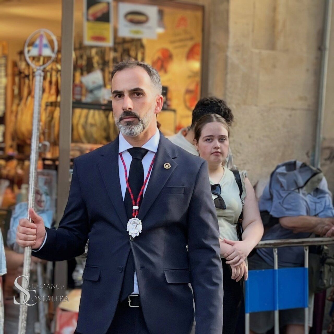 Hombre con traje y báculo durante la procesión Vía Áurea en Salamanca