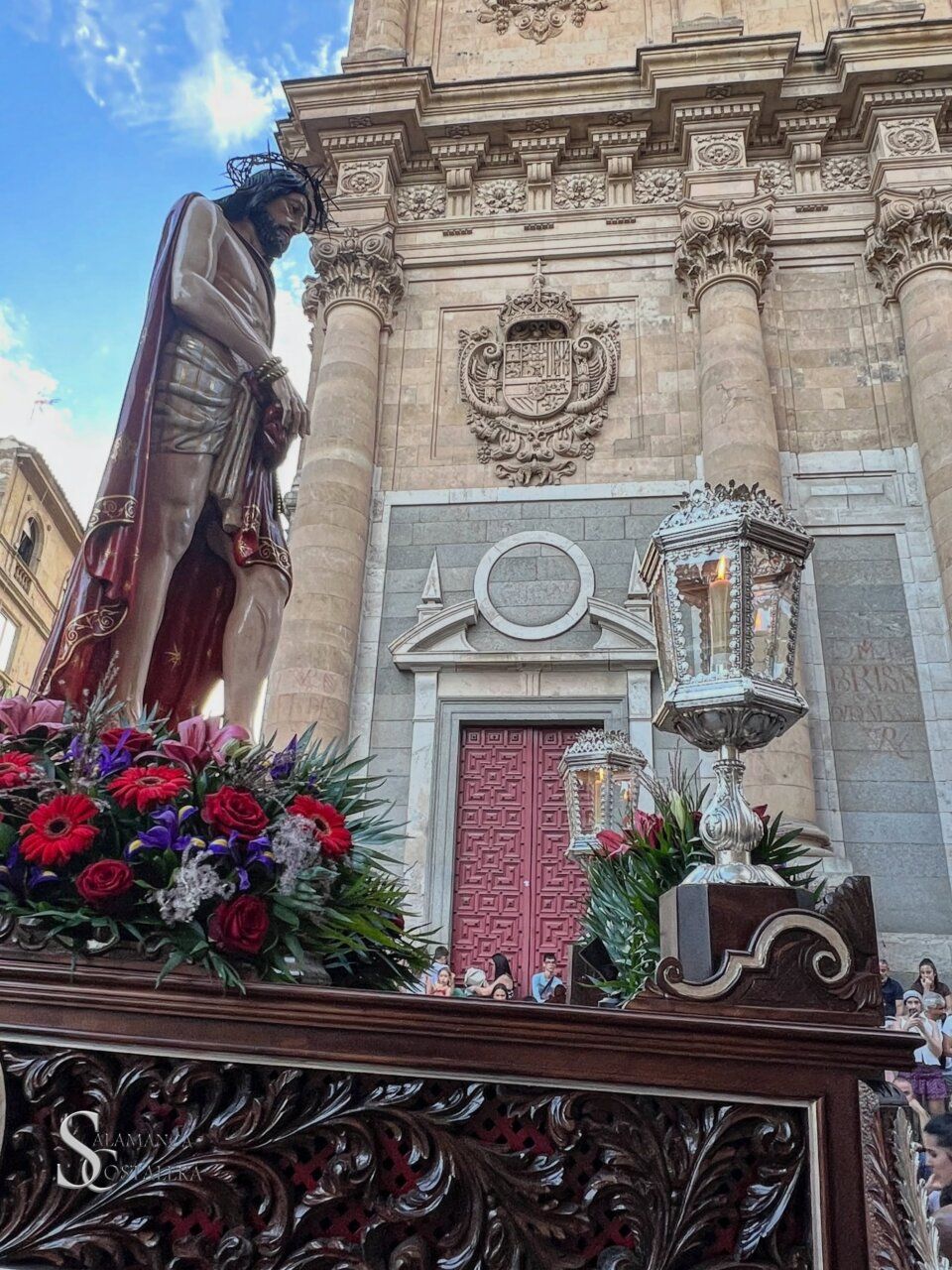 Procesión de Vía Áurea en Salamanca con figura religiosa y flores