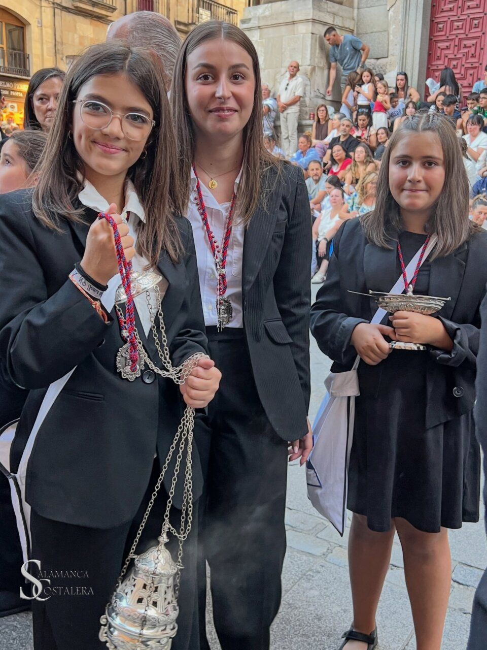 Tres jóvenes participantes en la procesión Vía Áurea en Salamanca