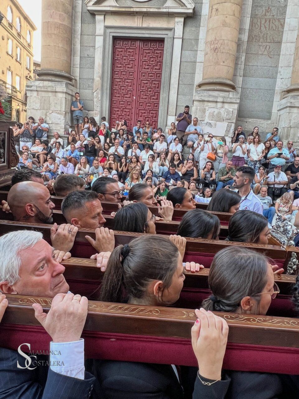 Participantes en la procesión Vía Áurea en Salamanca con un gran público