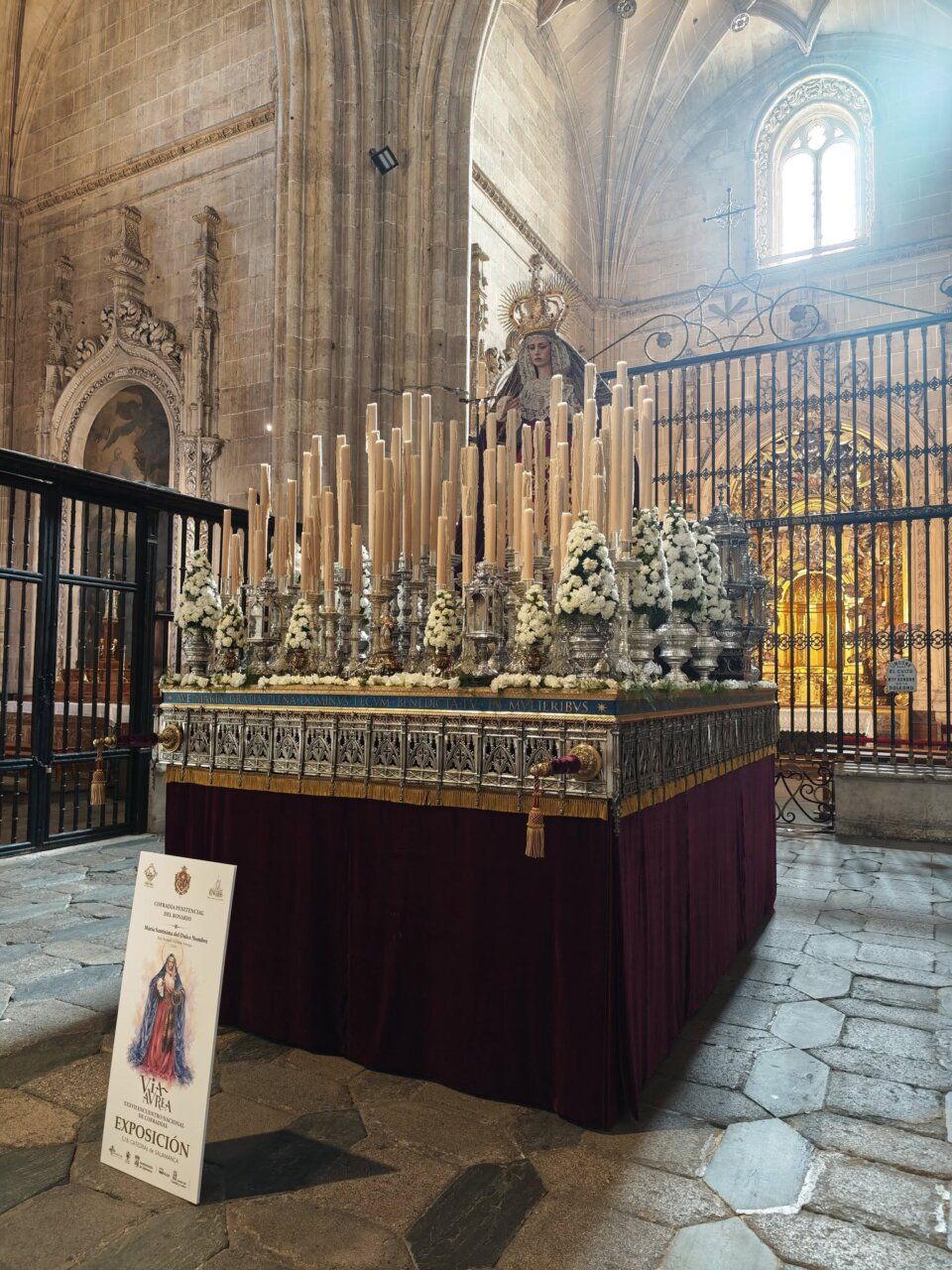 Exposición Vía Áurea en la Catedral de Salamanca con candelabros y figura religiosa.
