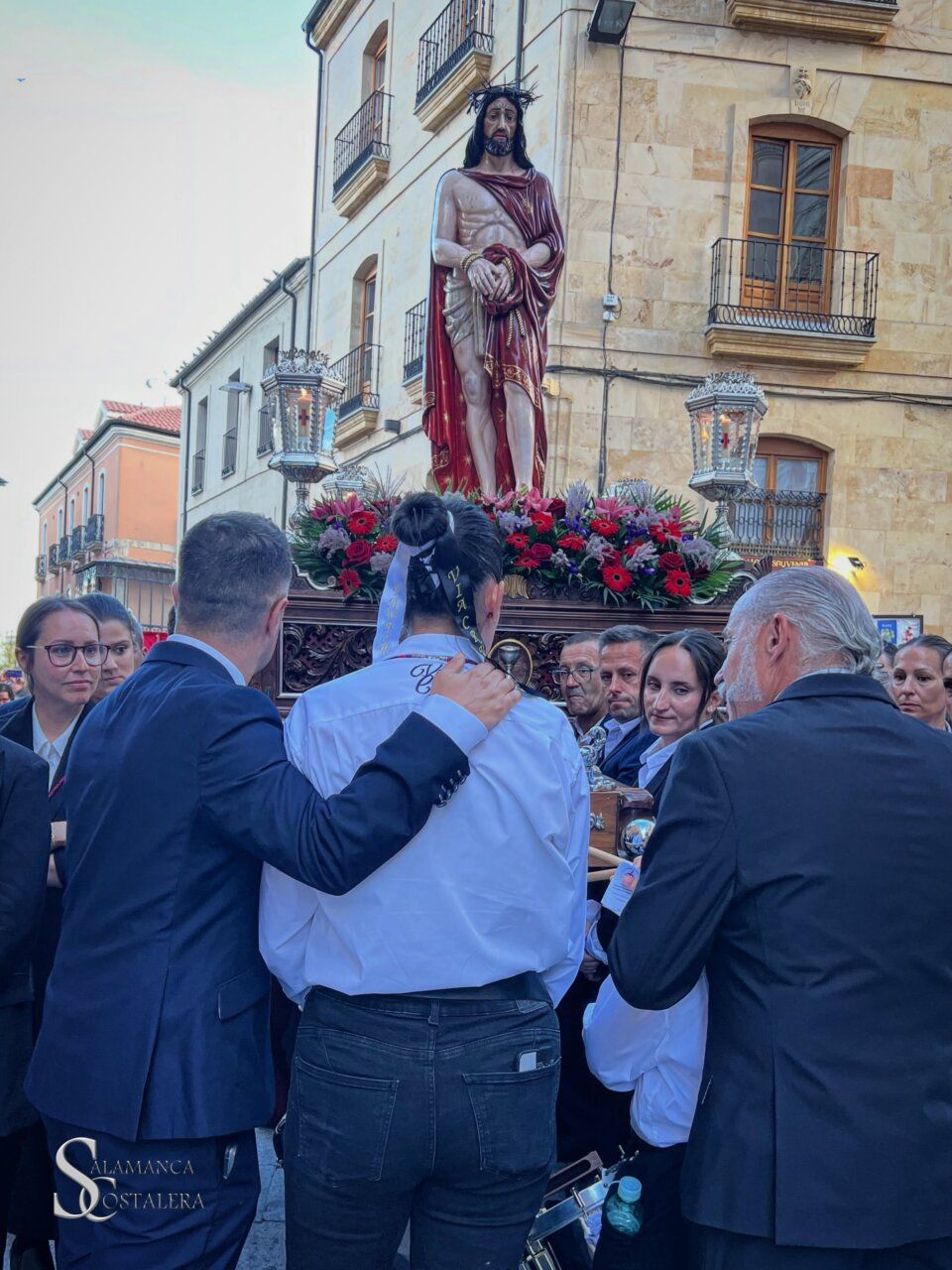 Procesión de Vía Áurea en Salamanca con imagen religiosa y espectadores