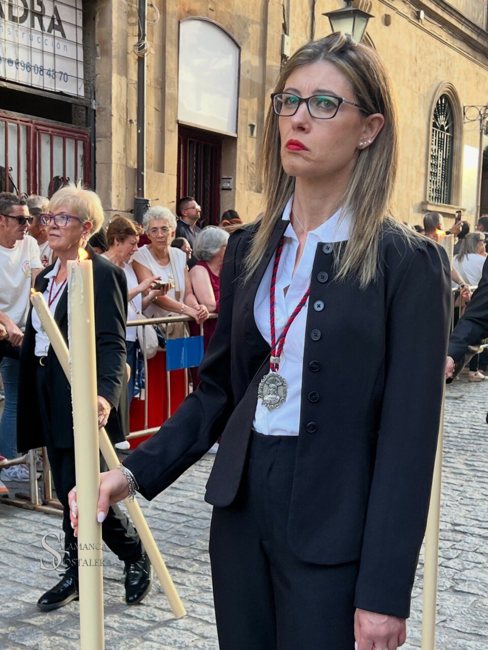 Mujer con velas en la procesión Vía Áurea en Salamanca