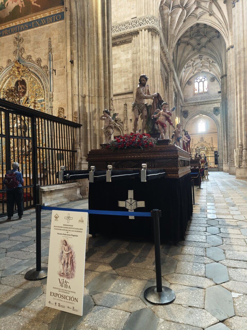 Exposición Vía Áurea en la Catedral de Salamanca con esculturas y decoraciones.