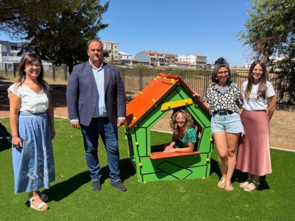 Grupo de personas en un parque infantil nuevo en colegio Cervantes