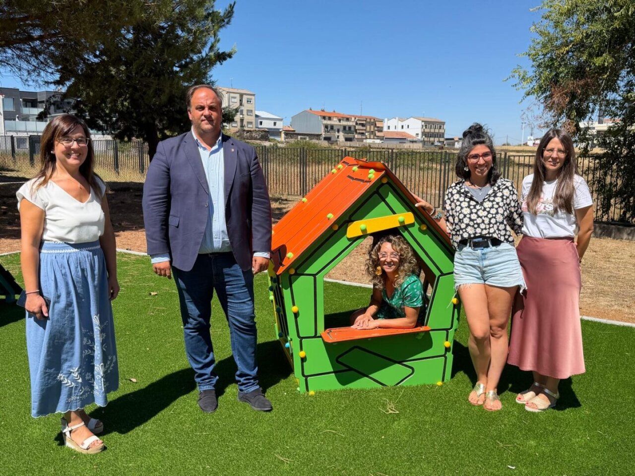 Grupo de personas en un parque infantil nuevo en colegio Cervantes