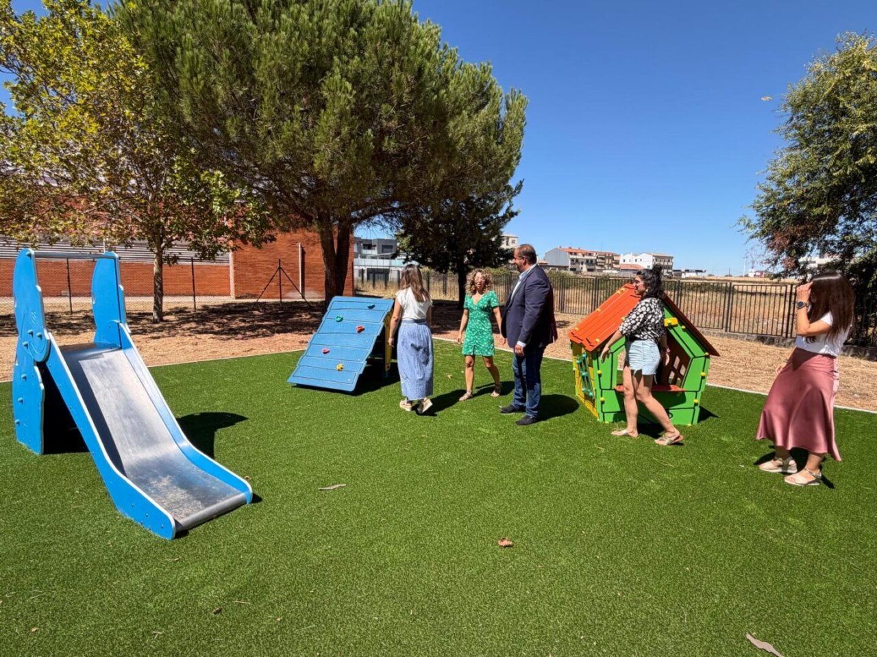 Nuevas zonas de juego en el colegio Cervantes con niños y adultos
