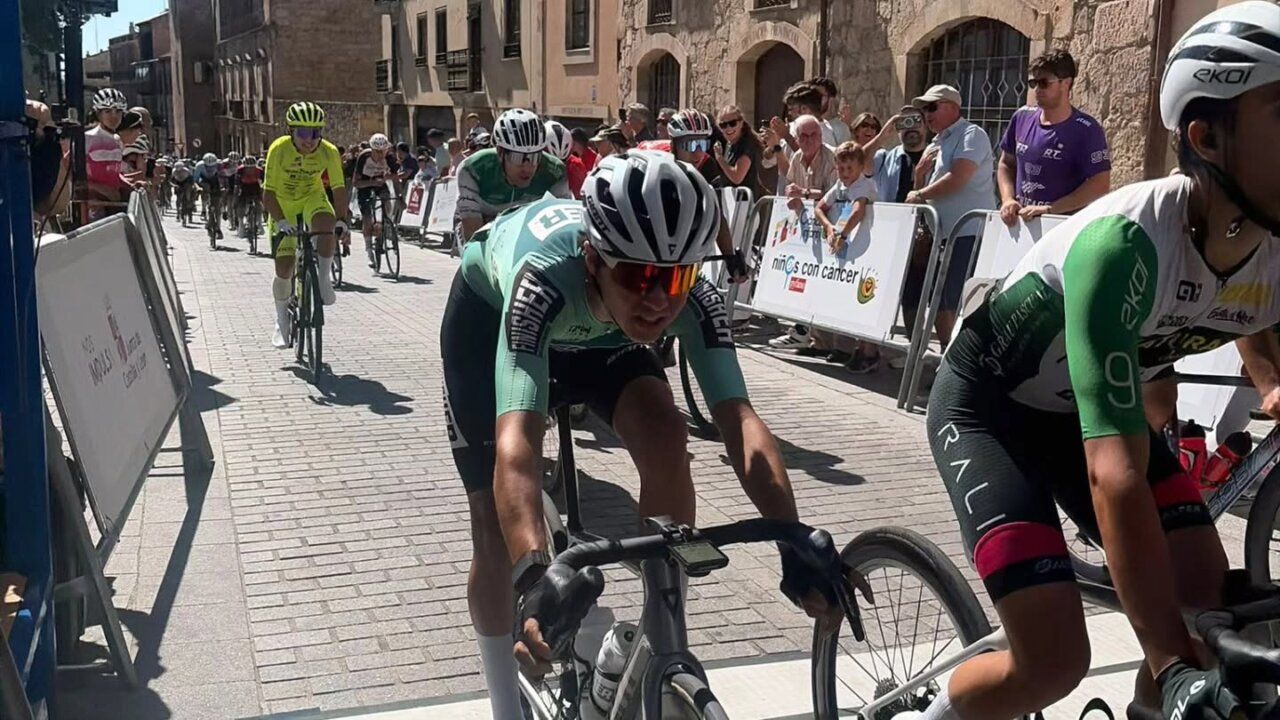 Ciclistas compitiendo en la Vuelta Ciclista en Salamanca