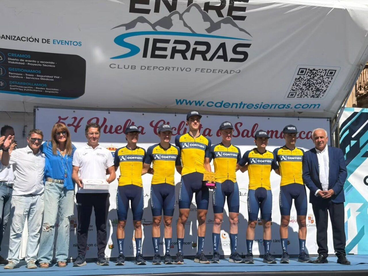 Equipo de ciclismo en la premiación de la Vuelta Ciclista en Salamanca