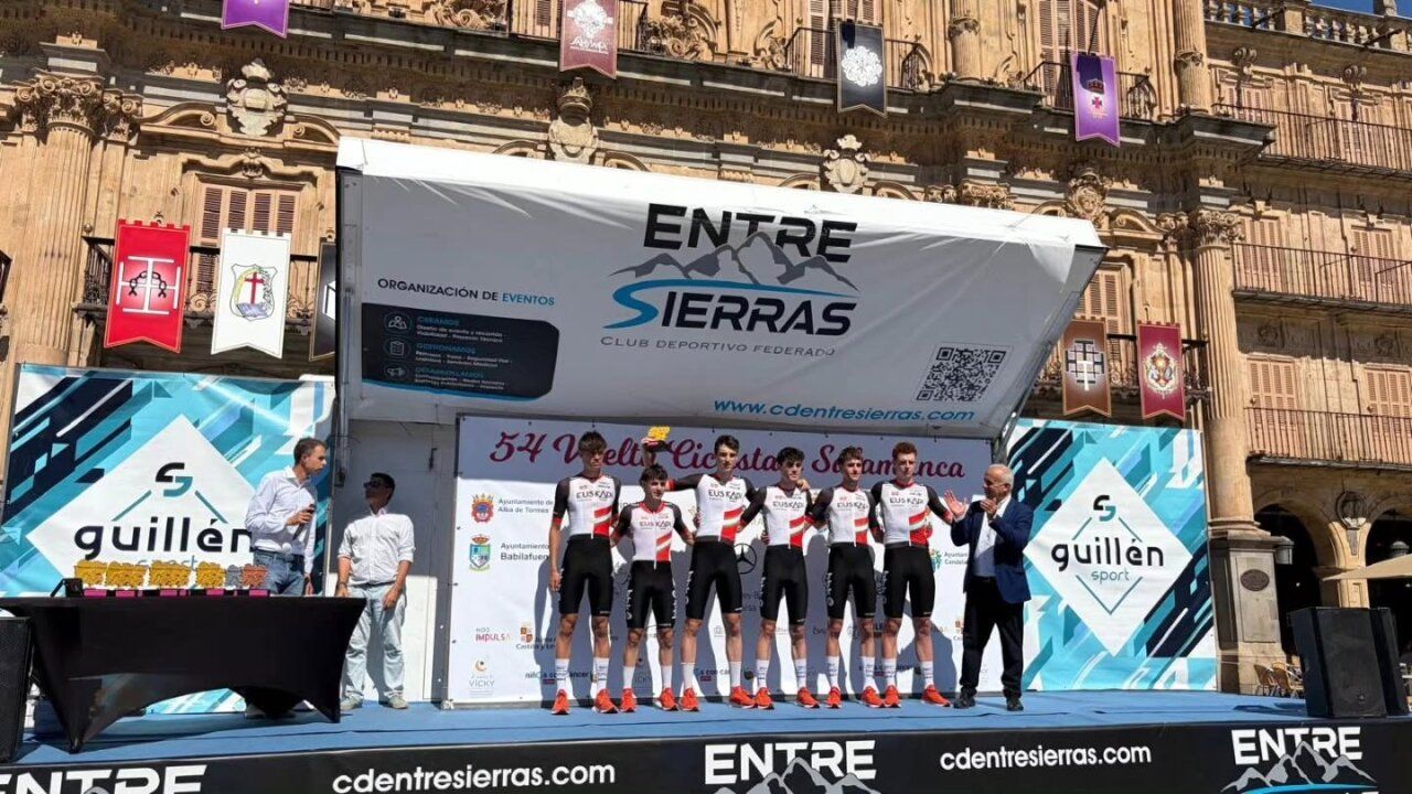 Ciclistas en el podio de la Vuelta Ciclista en Salamanca