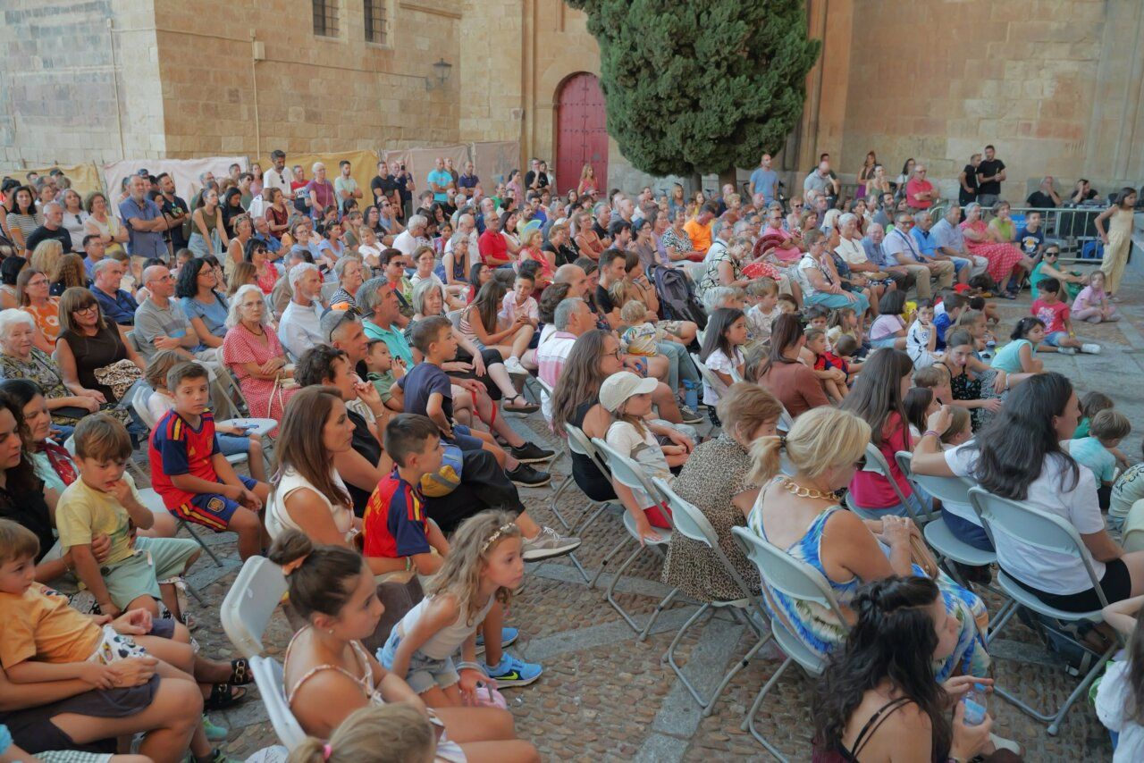 Multitud de personas disfrutando del XX Festival de Artes de Calle en Salamanca